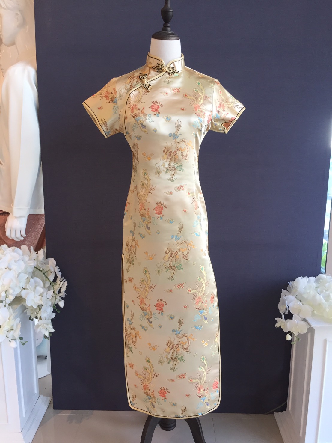 พร้อมส่ง กี่เพ้า สีทอง ลายมังกรนกฟินิกซ์ ผ้าไหมจีน กุ๊นขอบ ตัดเย็บอย่างดี