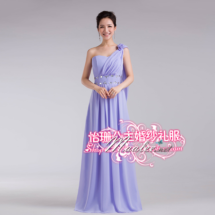 พร้อมเช่า ชุดราตรียาว ไหล่เดียว สวยหวาน แต่งช่อดอกไม้ที่ไหล่ แต่งระบายไหล่สวย สีม่วง