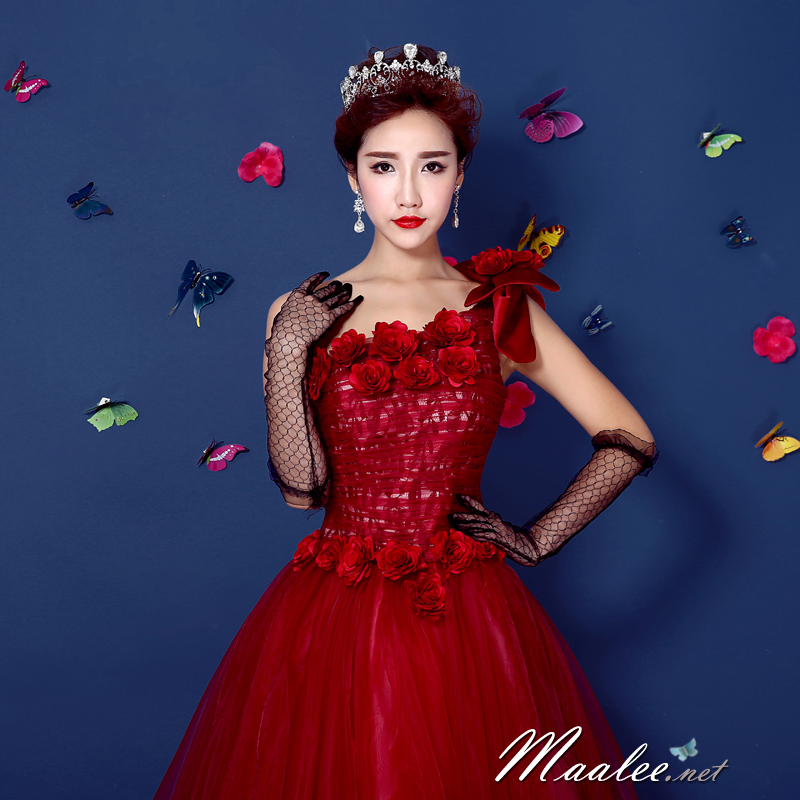 พร้อมเช่า ชุดแฟนซี ชุดราตรียาว สีแดง ไหล่เฉียง ตัวชุดเป็นผ้าแก้ว แต่งดอกสวย ไหล่ซ้ายมีโบว์ เชือกผูกหลัง