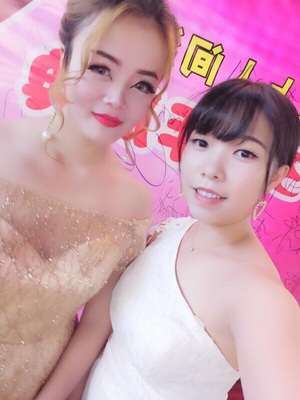 พร้อมเช่า ชุดราตรียาว แบบไหล่ปาดแขนสั้น สีทอง แต่งเม็ดกากเพชรทั้งชุด มาพร้อมเข็มขัดรูปใบไม้สีทอง หรูมาก