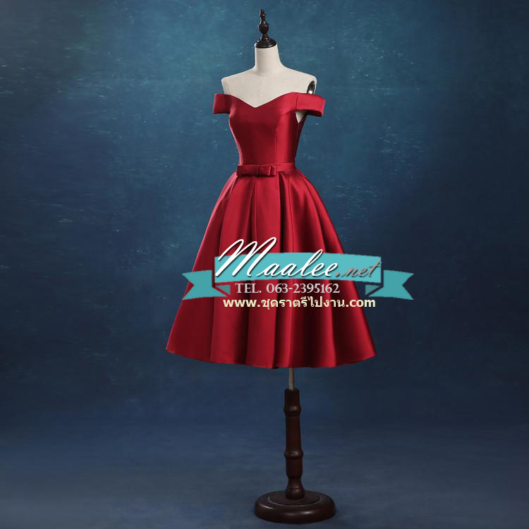 พร้อมเช่า ชุดราตรีสั้น แบบปาดไหล่ ผ้าไหมดัชเชส แต่งโบว์ช่วงเอว สีไวน์แดง (เชือกผูกหลัง)
