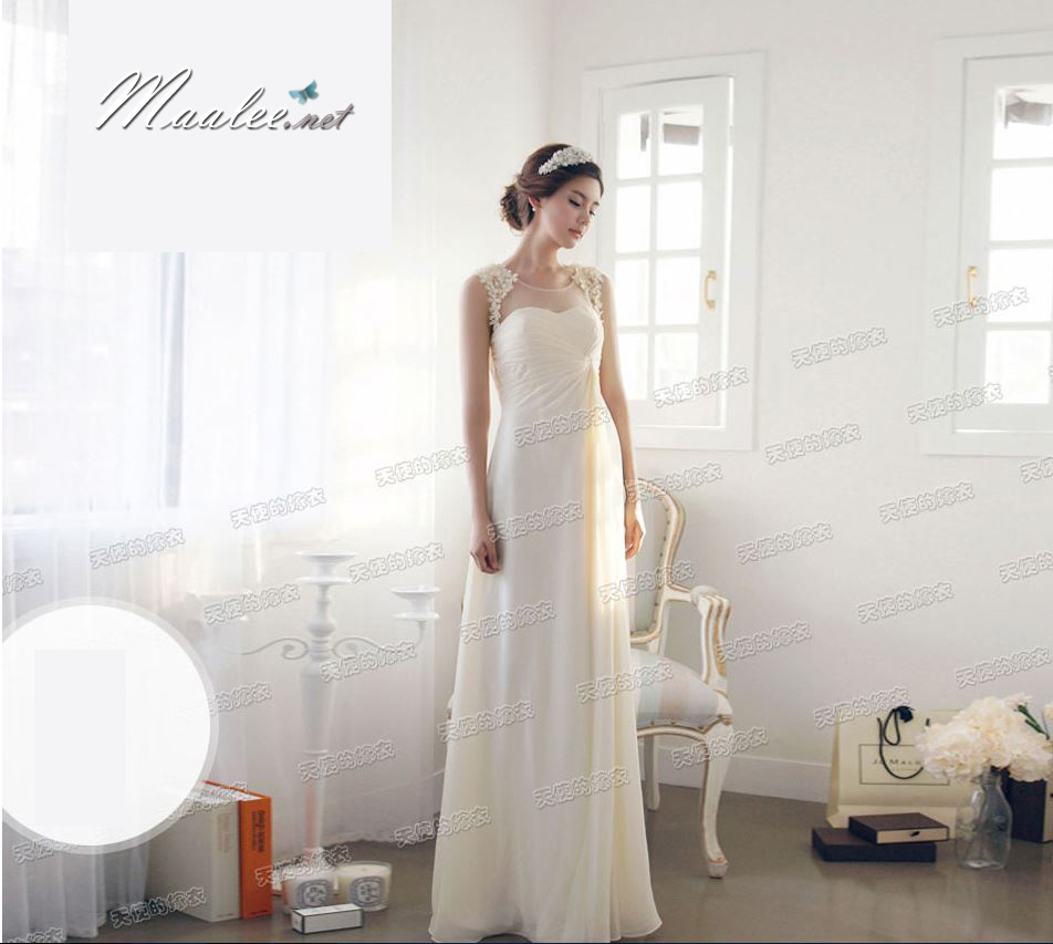 พร้อมเช่า ชุดราตรียาว จับเดรปไขว่ช่วงหน้าอก แต่งดอกไม้ช่วงไหล่ ด้านหลังซีทรู กระโปรงแหวกข้าง Sexy สีขาว