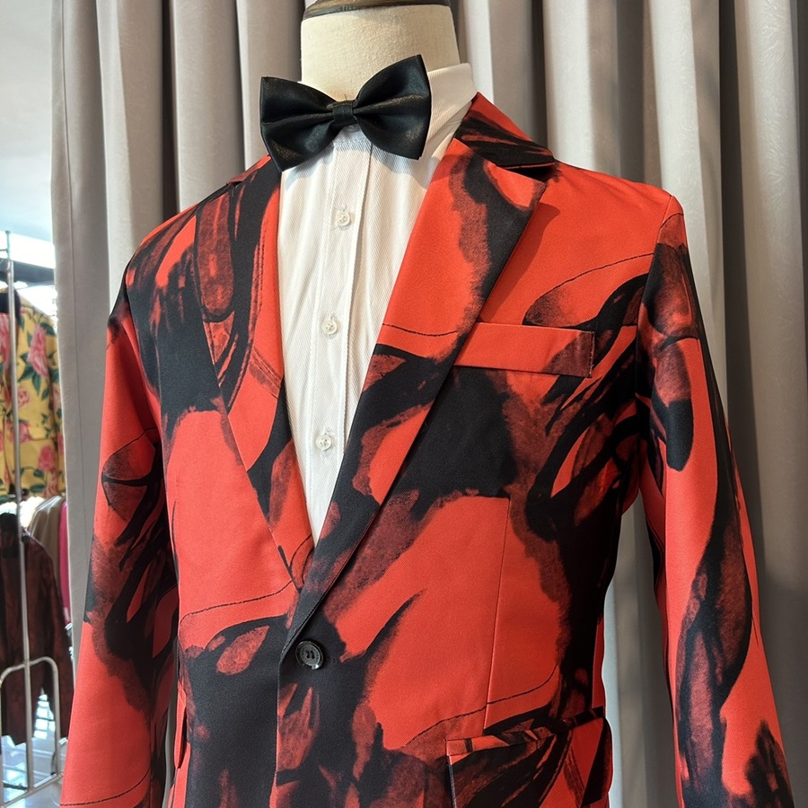 พร้อมเช่า เสื้อสูทชาย สีแดงดำ พิมพ์ลายหินอ่อน กับกางเกงสแลคดำ