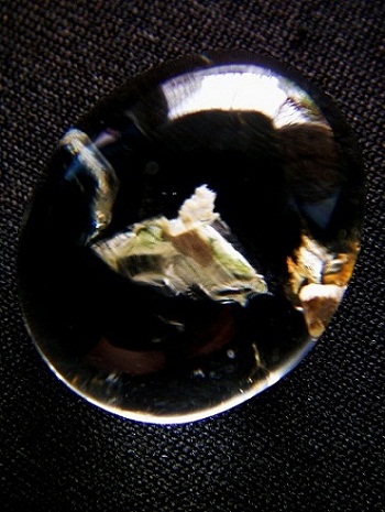 QU0033 แก้วโทน พระธาตุผุดริมแก้ว ดูคล้ายปลา แก้วสวยรวยทรัพย์ ให้โชค ให้ลาภ ด้วยพระธาตุขาวขนาดเม็ดแก้ว 16.83x20.16x12.80 มม. น้ำหนักแก้ว 30.04 ct.