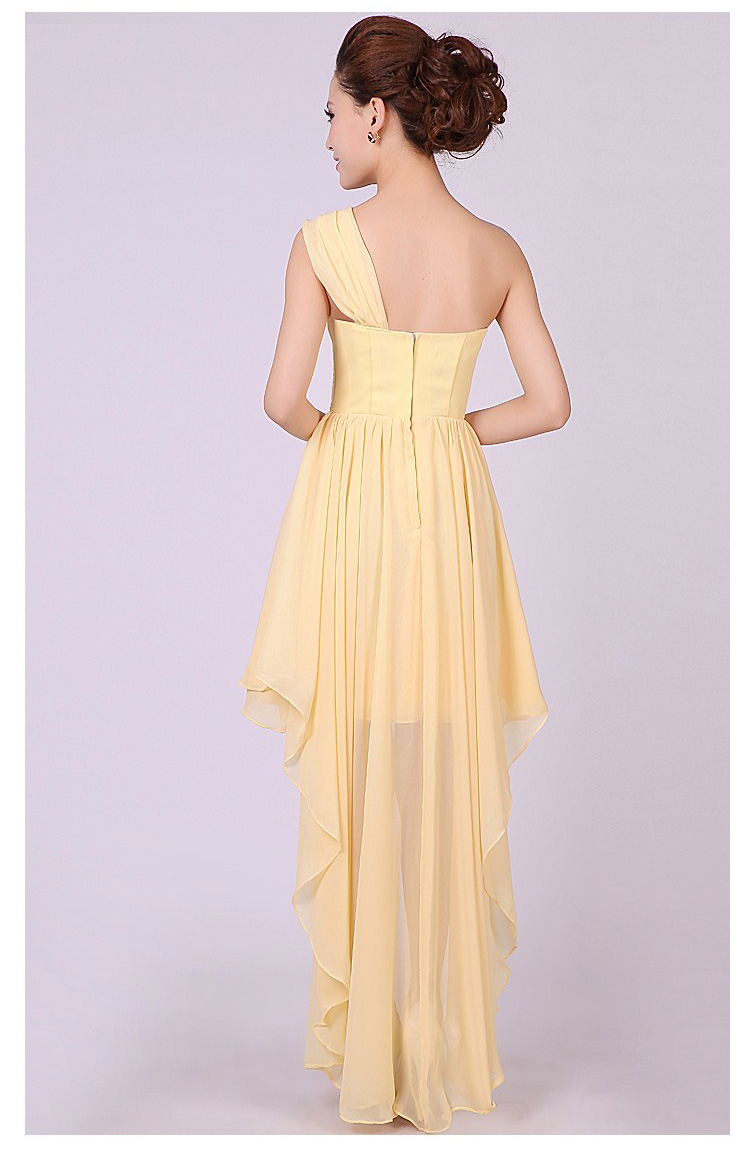 พร้อมเช่า ชุดราตรีสั้น เกาะอก ไหล่เดียว หน้าสั้นหลังยาว คาดเอวผ้าซาติน สีเหลืองอ่อน