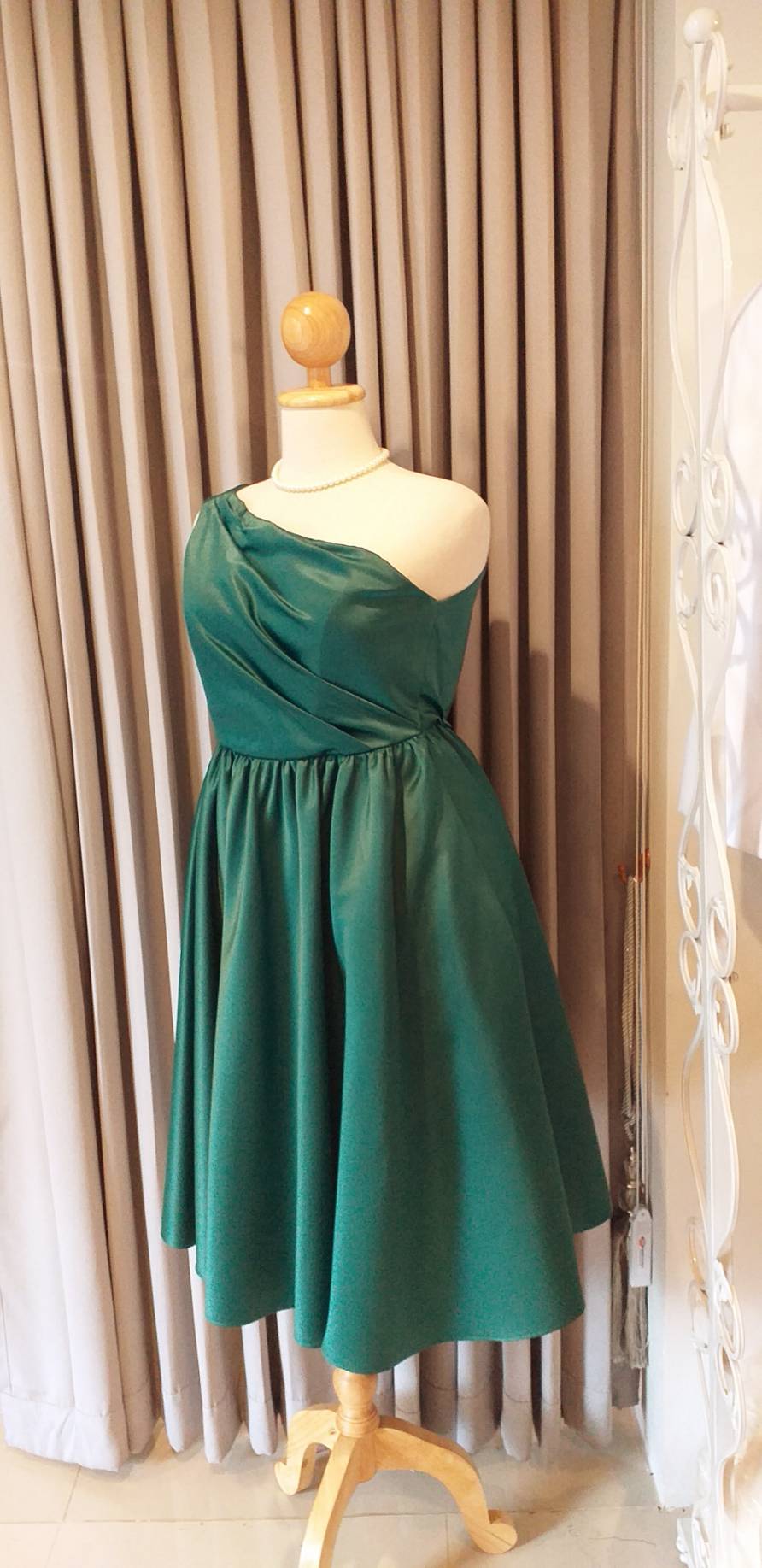 พร้อมเช่า ชุดราตรี สำหรับสาวอวบ เดรสออกงาน สีเขียว ไหล่เฉียง