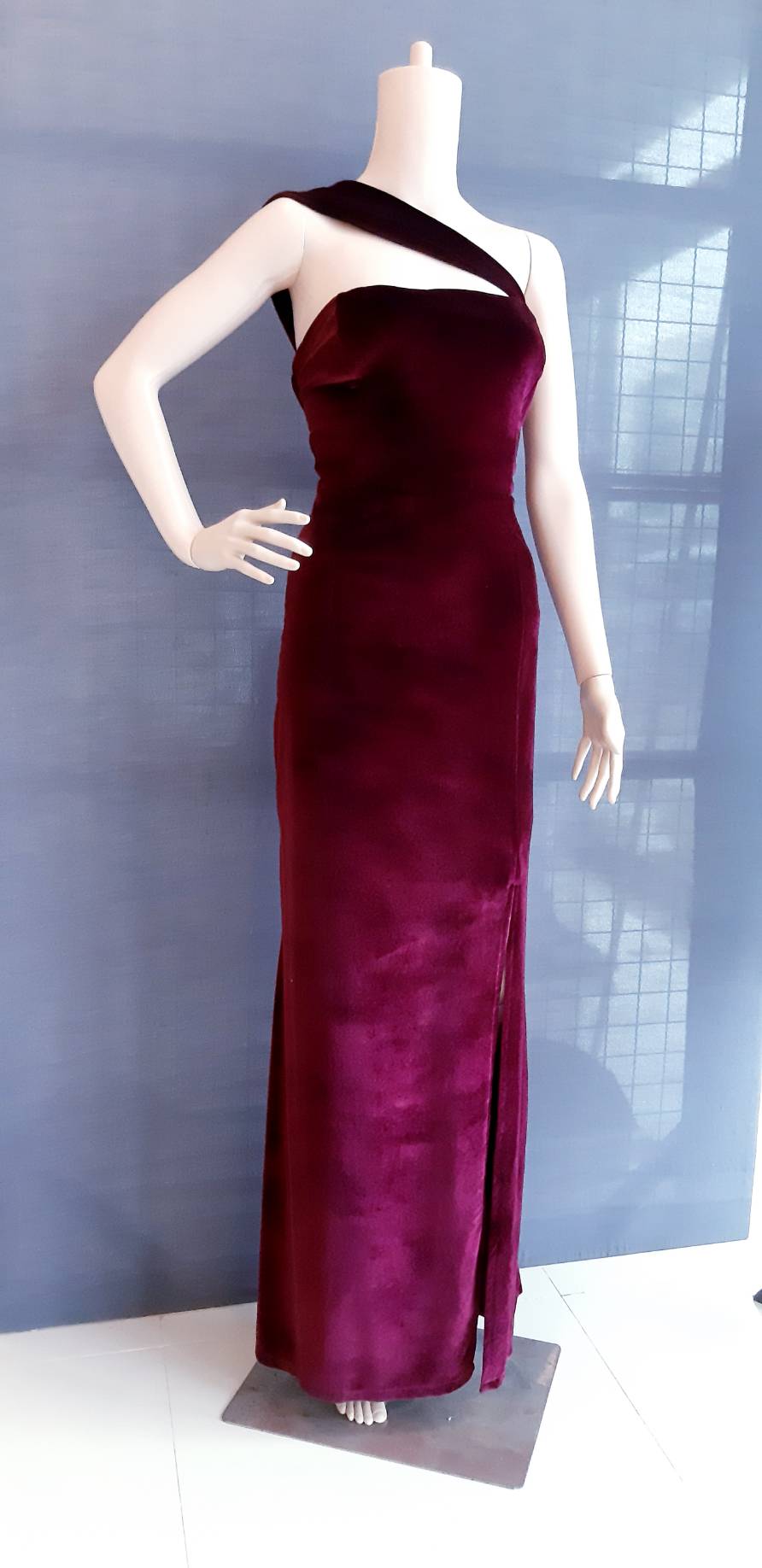 พร้อมเช่า ชุดเดรส เดรสเกาะอก ไหล่เดียว สีไวน์แดง เนื้อกำมะหยี่