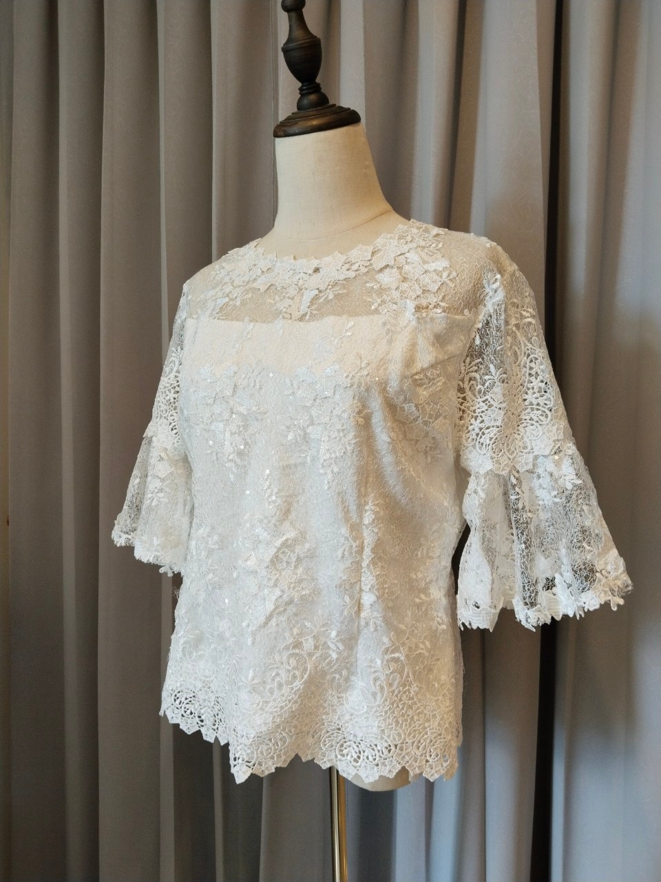 พร้อมเช่า เสื้อลูกไม้สีขาว คอกลม แขนสามส่วนแต่งระบาย ซิปหลัง (เฉพาะเสื้อ)