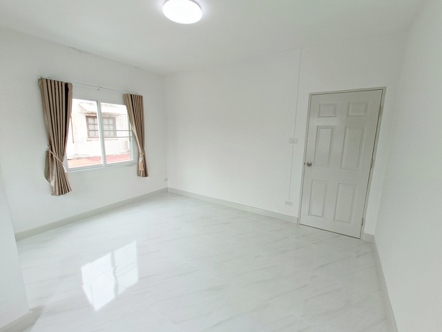 ขายทาวน์เฮ้าส์หมู่บ้านกรุงทอง สายไหม33 แบบ 3 ห้องนอน 2 ห้องน้ำ รีโรเวทใหม่ พร้อมเข้าอยู่ ฟรีโอน