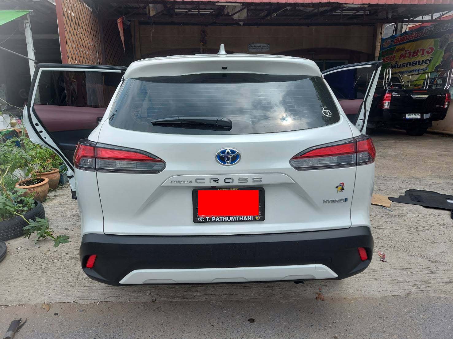 พรมรถยนต์ Toyota Collora Cross ปูพรม7D สีแดงไวน์ + ไวนิลดักฝุ่นสีครีมขอบน้ำตาล เต็มคัน