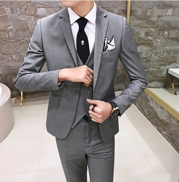 พร้อมเช่า ชุดสูทชาย สีเทาอ่อน เข้ารูป พร้อมเสื้อกั๊ก