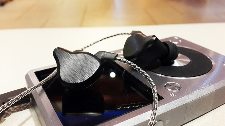 หูฟัง Tfz Series3 Inear 2Chamber Drivers แบบคล้องหู เสียงเทพ สายแบบชุบเงิน รูปทรง Custom เบสหนักแน่น รายละเอียดระดับเทพ