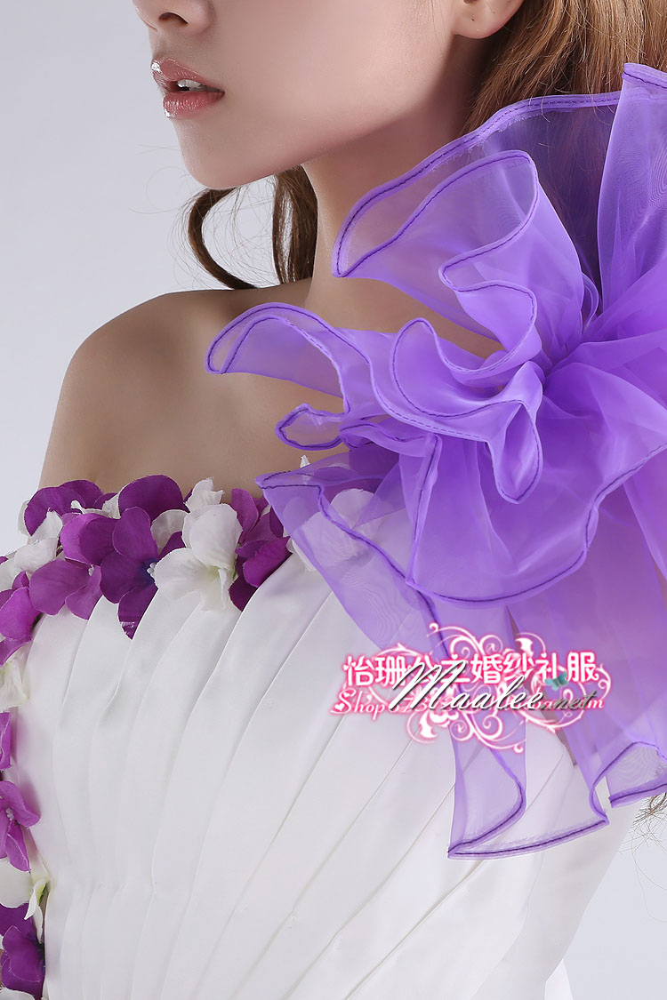 พร้อมเช่า ชุดแฟนซี ชุดราตรียาว สีม่วงขาว เกาะอกไหล่เดียว แต่งดอกไม้สามมิติ แต่งระบายที่ไหล่ กระโปรงพองสวย