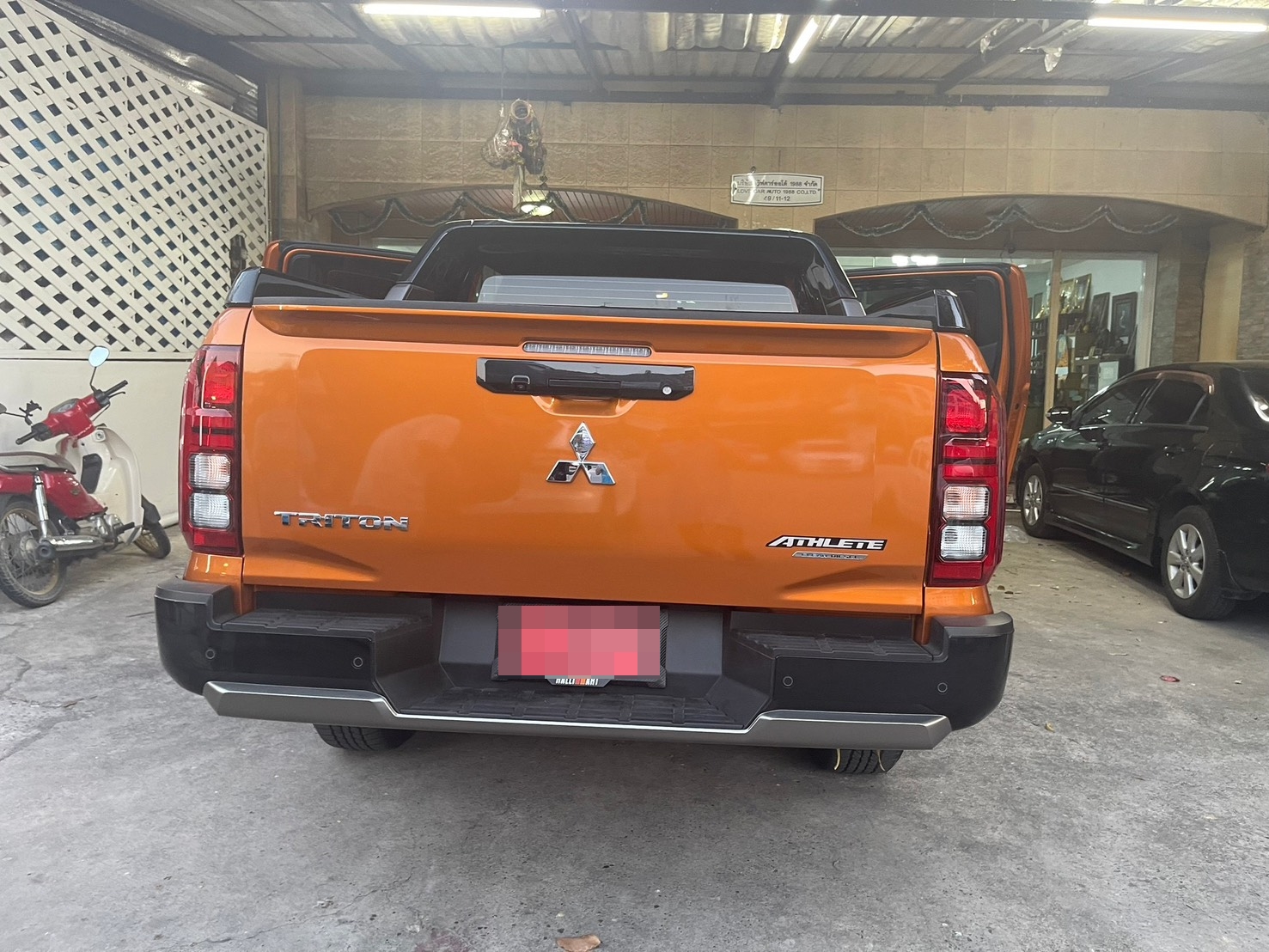 พรมรถยนต์ Mitsubishi triton 4 ประตู ปี 2025 ปูพรมVVIP สีกาแฟด้ายทอง เต็มคัน