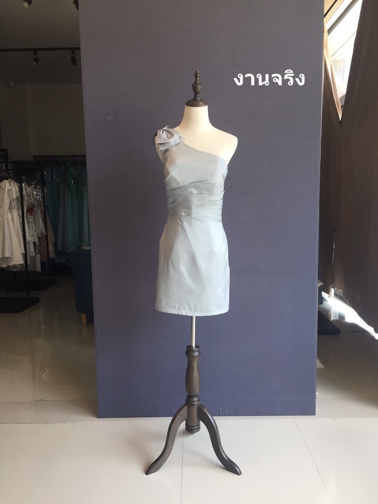 พร้อมเช่า ชุดราตรี สีเทา บ่าเฉียง ทรงเข้ารูป แต่งโบว์ที่ไหล่ (ซิปหลัง)