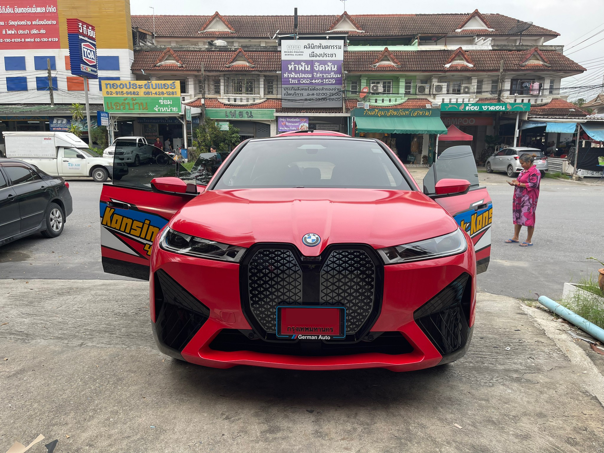 พรมรถยนต์ BMW IX Xdrive40 (บีเอ็มดับเบิลยู ไอเอ็กซ์) ปูพรมVVIP ด้ายคู่ สีดำด้ายแดง เต็มคัน