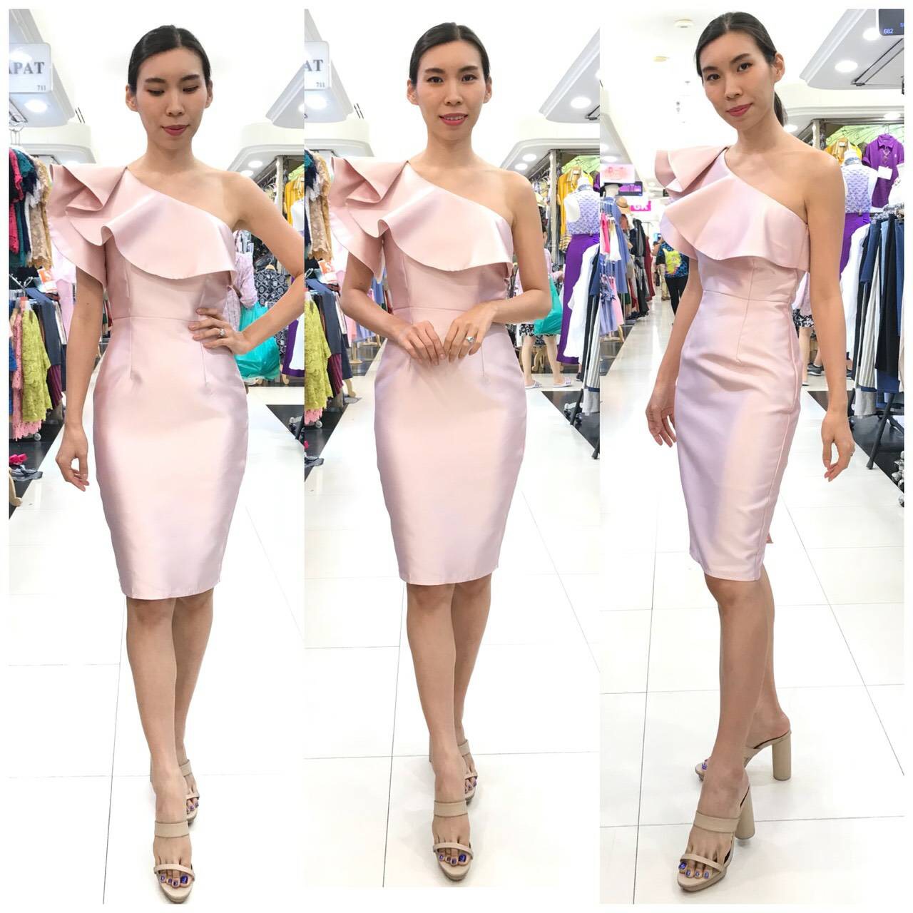 พร้อมเช่า ราตรีสั้น ไหล่เดียว ชุดเดรสเดรสเนื้อไหม ทรงเข้ารูป แต่งระบาย สีชมพู
