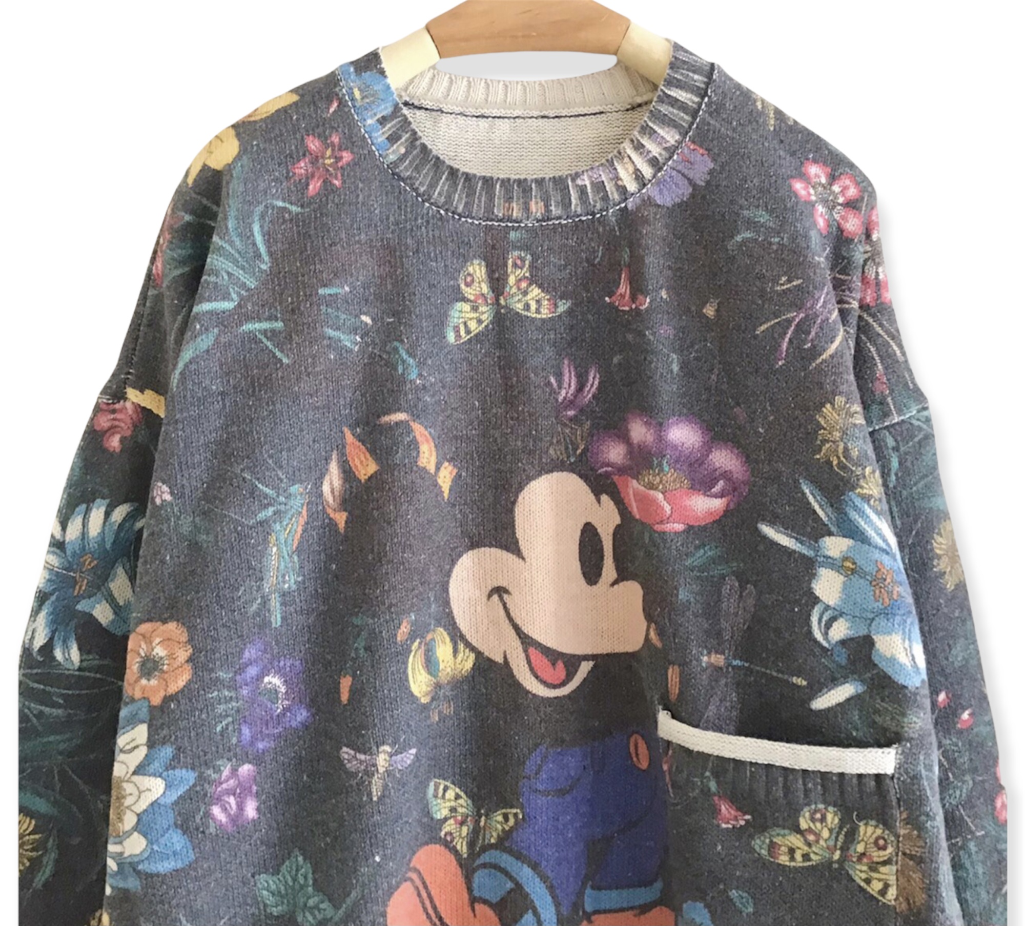 เสื้อไหมพรมแต่งกระเป๋าลายมิ้กกี้
