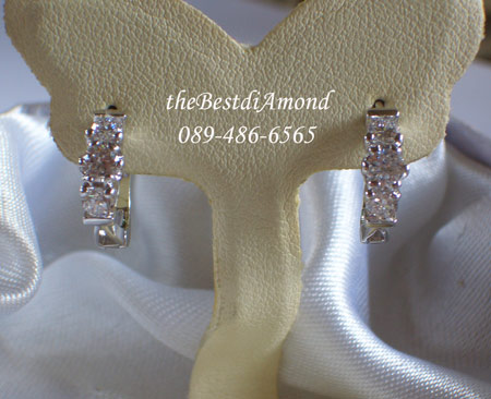 ==BE911RD+++ต่างหูแถวเพชร3เม็ดแบบห่วง+++ เรียบ หรู ดูดี ใส่ได้เรื่อยๆ ใส่ติดหูได้ตลอด งานเรียบร้อย ไม่ล้าสมัย ไม่ใหญ่เกินไป ขายดีมากค่ะ