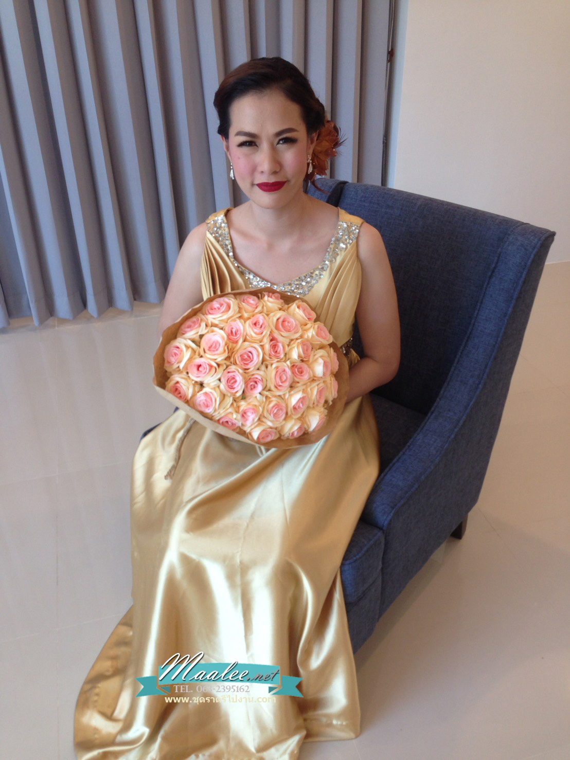 พร้อมเช่า ชุดราตรียาว สีทอง คอวี จับเดรปหน้าอก ปักเลือมช่วงอกและเอว