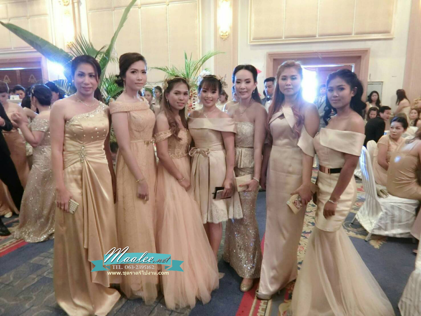 พร้อมเช่า ชุดราตรียาว ไหล่เฉียง สีทอง จับจีบที่เอว คอประดับลูกปัดคริสตัลสวยหรู