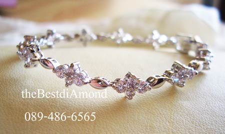 BC008RD===สร้อยข้อมือเพชรรูปดอกจิกรอบวง=== ดีไซน์น่ารักๆ เป็นรูปดอกไม้ คั่นด้วยทองที่ออกแบบเป็นปล้องๆ ดูลงตัว งานเหมือนจริงสุดๆ หรูหราพอสมควร