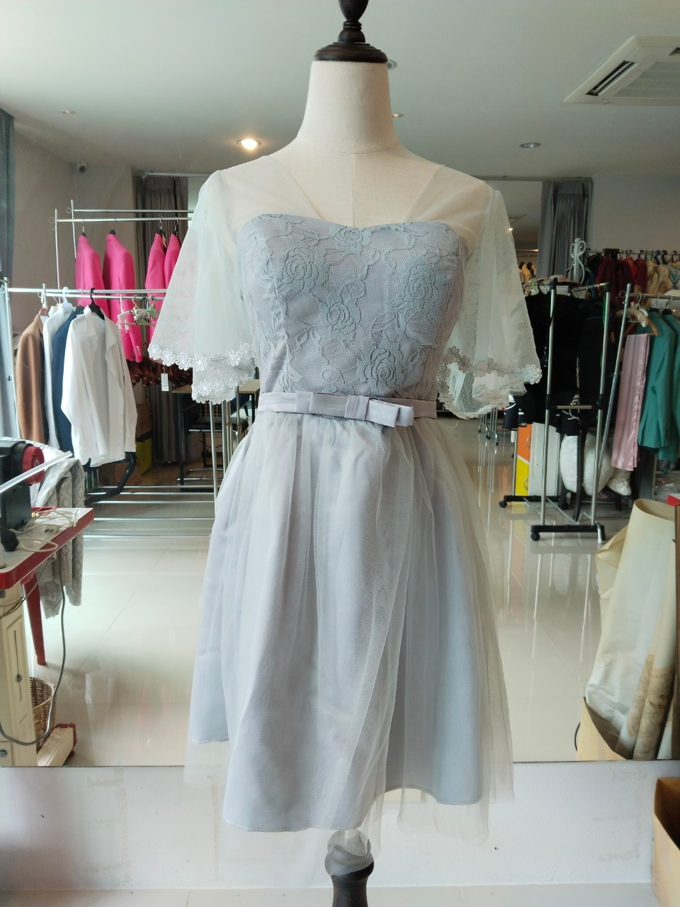 พร้อมส่ง ชุดราตรีสั้น เพื่อนเจ้าสาว กระโปรงตาข่าย สีเทา แบบ C แขนระบาย พรางต้นแขน อกแต่งลูกไม้ พร้อมโบว์คาดเอว (จับสม๊อกด้านหลัง)