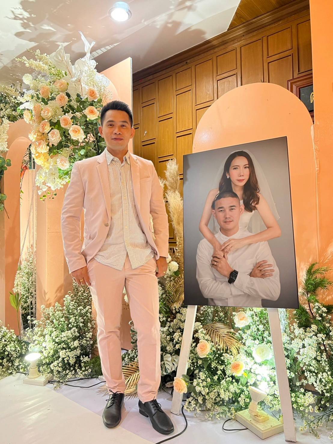 พร้อมเช่า ชุดสูทชาย สีชมพูพาสเทล Pastel Pink ทรงเข้ารูป สไตล์เกาหลี (ไม่มีเสื้อกั๊ก)