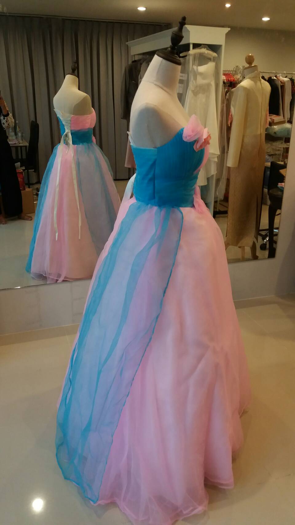 พร้อมเช่า ชุดแฟนซี ชุดราตรียาว เกาะอก สีฟ้า ชมพู สวยหวาน ผ้าโปร่งแต่งดอกไม้