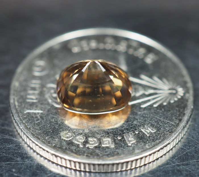 เพทายกัมพูชา 2.85 กะรัตสีน้ำตาลอ่อนปนเหลือง