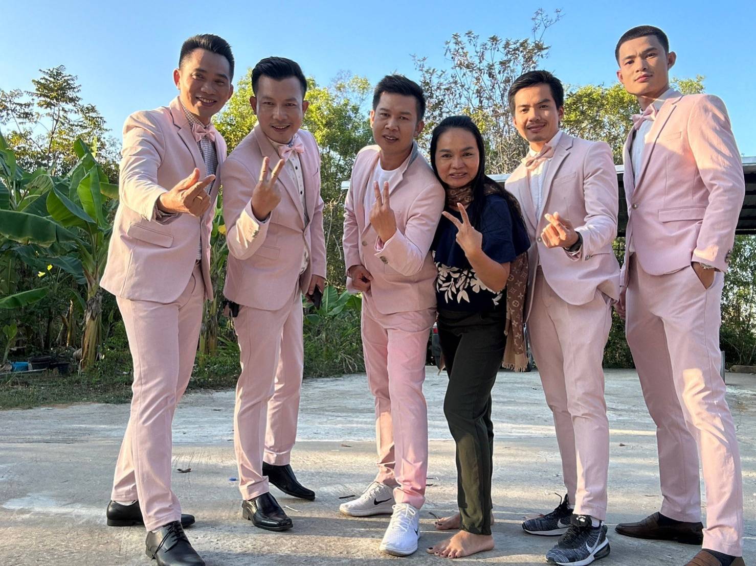 พร้อมเช่า ชุดสูทชาย สีชมพูพาสเทล Pastel Pink ทรงเข้ารูป สไตล์เกาหลี (ไม่มีเสื้อกั๊ก)