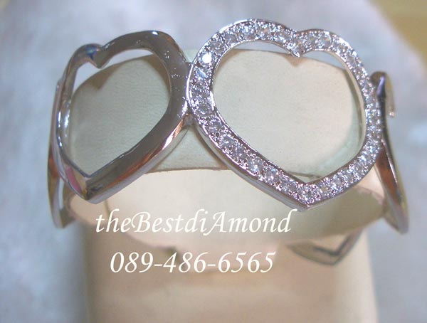 BL003RD กำไลหัวใจ 5 ห้อง ทันสมัย โฉบเฉี่ยว วัยรุ่นมาก ใส่ได้กับเสื้อผ้าเกือบทุกแบบเลย ตัวเรือนทำเป็นรูปหัวใจ 5 อัน โดยตรงกลางฝังเพชรดูโดดเด่น