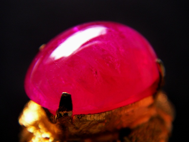 ทับทิมพม่า สีแดงสดเลือดนก หัวแหวนสวยทรงนูน รูปสวยเนื้อดี แหวนล้อมเพชร สวยงามล้ำ เด่นงามสง่า ขนาดทับทิมขนาด 9.62x12.50x5.2 mm. นน.6.06 ct.