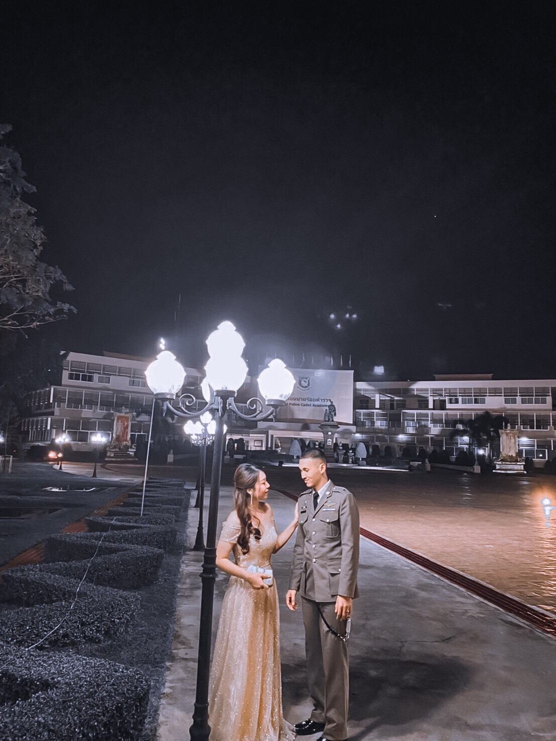 พร้อมเช่า ชุดราตรียาว แบบไหล่ปาดแขนสั้น สีทอง แต่งเม็ดกากเพชรทั้งชุด มาพร้อมเข็มขัดรูปใบไม้สีทอง หรูมาก