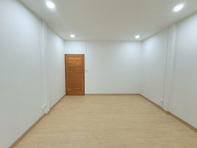 ขายทาวน์เฮ้าส์หมู่บ้านปัฐวิกรณ์ รามอินทรา 44 มี 2 ห้องนอน 2 ห้องน้ำ รีโนเวทใหม่พร้อมอยู่ ใกล้รถไฟฟ้า ฟรีโอน