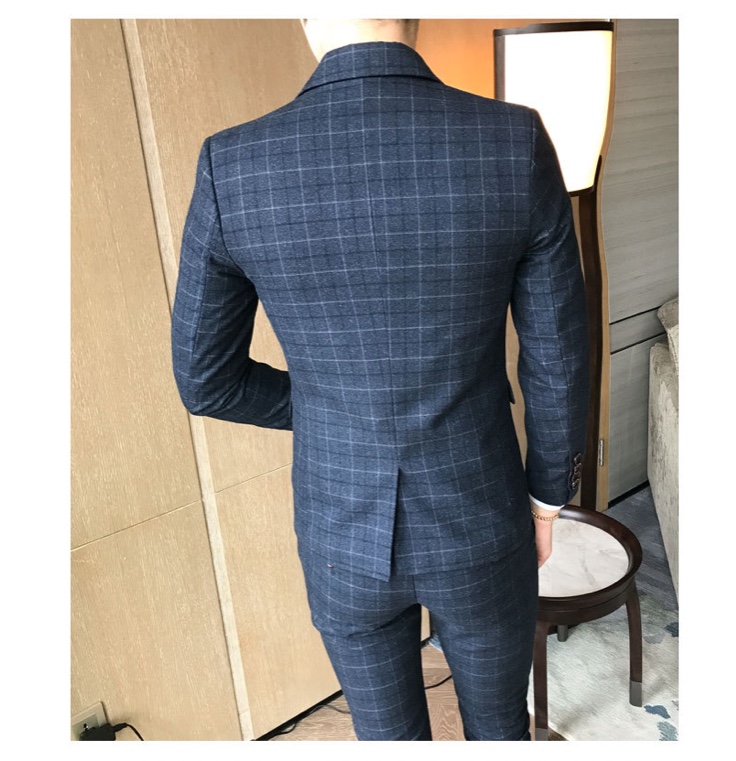 พร้อมเช่า ชุดสูทชาย สีกรมท่า ลายตาราง ทรงเข้ารูป Slim-cut พร้อมเสื้อกั๊ก