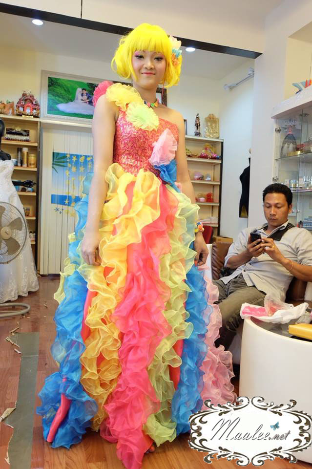 พร้อมเช่า ชุดแฟนซียาว ไหล่เดียว สีรุ้ง ระบายฟูสวย ไหล่เดียว (ซิปหลัง)