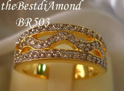 แหวนวงนี้ ขายดีมาก แบบสวยเก๋ ฝังแบบ Micro Setting งานดูแพรวพราว เก๋ไก๋ตรงแถวกลาง เพราะทำเป็นรูปคลื่นได้ Curve สวยงามค่ะBR503