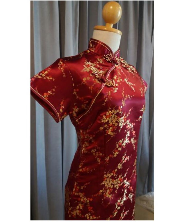 พร้อมส่ง กี่เพ้า สีไวน์แดง ลายดอกบ๊วย Cherry Blossom ผ้าไหมจีน กุ๊นขอบ ตัดเย็บอย่างดี (2XL,3XL,5XL)