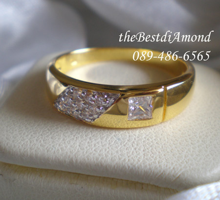 BR950+++แหวนคู่+++สองสไตน์ เก๋เท่ห์ เพชรสี่เหลี่ยมฝังแบบล็อค ด้านข้างวางรูปแบบเฉียงๆเป็นรูปสี่เหลี่ยมขนมเปียกปูนฝังแบบจิกไข่ปลา เก๋ดีค่ะ