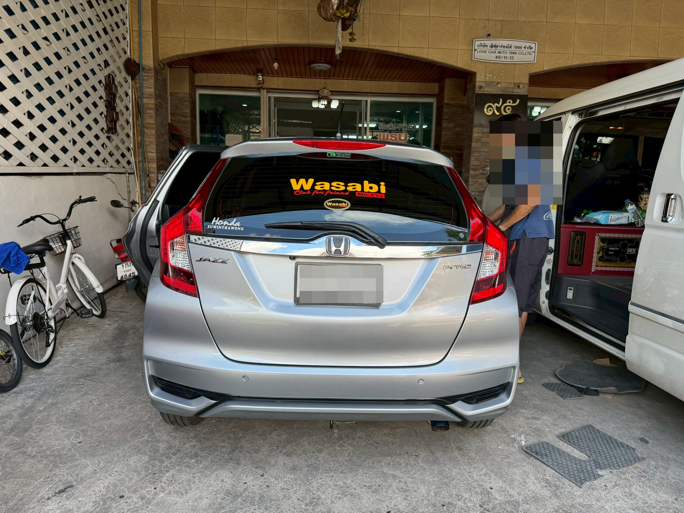 พรมปูพื้นรถยนต์ Honda Jazz GK 2020 (ฮอนด้า แจ๊ส) ปูพรม7D สีแดงสดด้ายทองด้ายเดี่ยว เสริมด้วยพรมดักฝุ่นสีแดงขอบดำ เข้ารูป