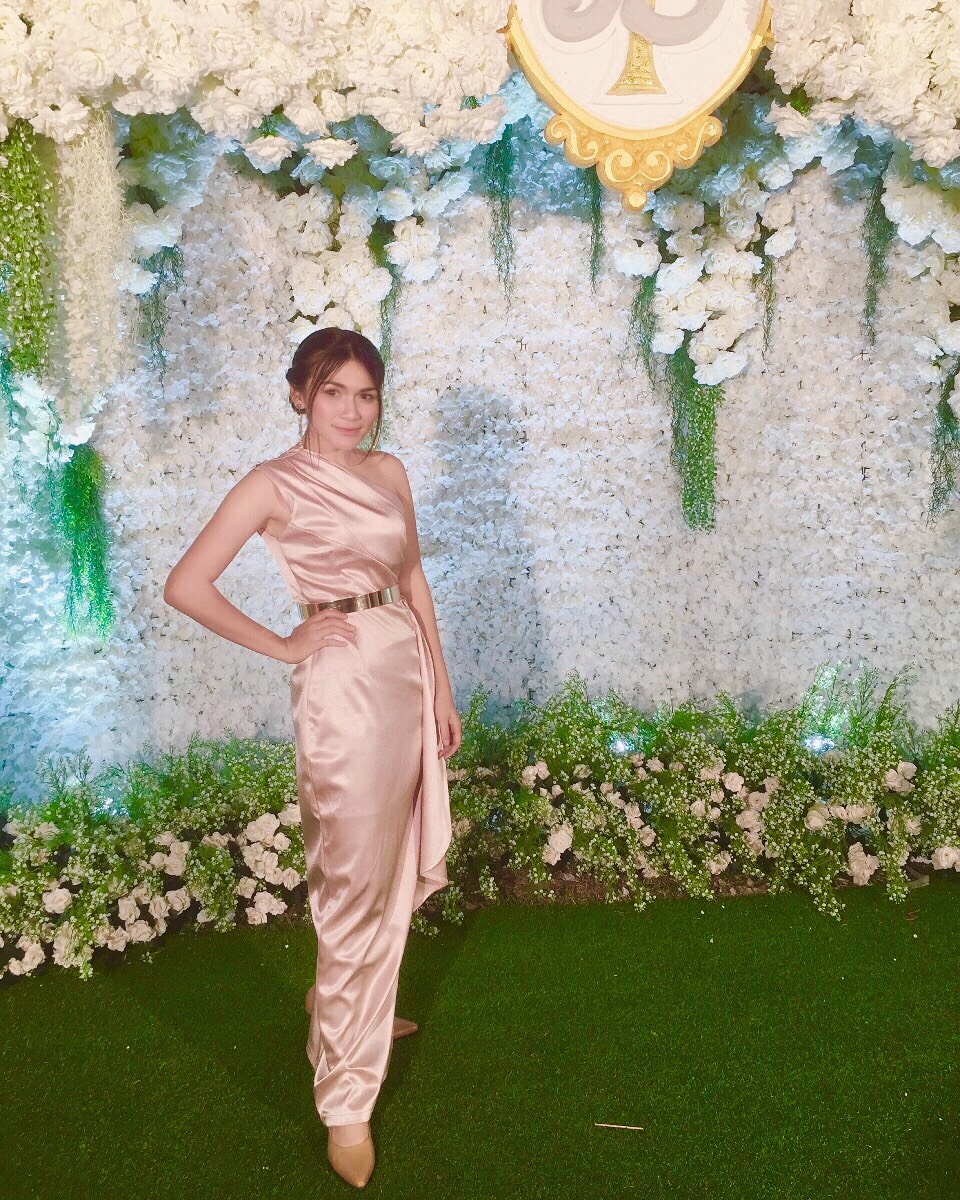 พร้อมเช่า ชุดเดรส เดรสไหล่เดียว ผ้าดัชเชส แพทเทิร์นเนียบ แต่งระบายสะโพก สีทอง rose gold