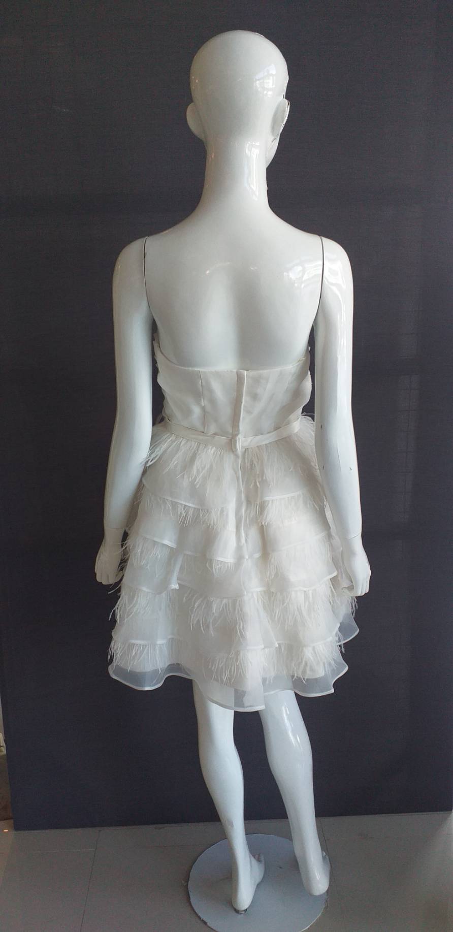 พร้อมเช่า ชุดแฟนซี ชุดราตรีสั้น สีขาว เกาะอก กระโปรงระบายเป็นชั้น ๆ ซิปหลัง