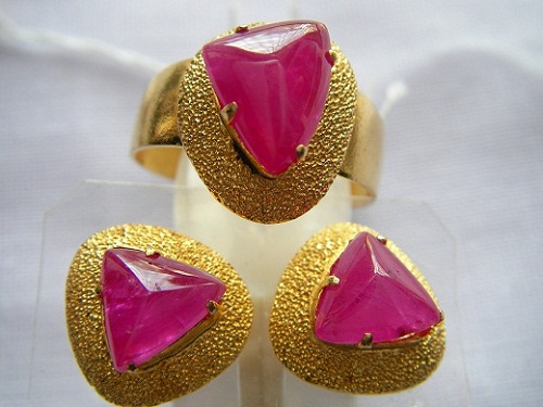 ทับทิมพม่า ชุดแหวน+ต่างหู สามเหลี่ยมทรงเรือใบ เนื้อแก้วชมพูแดงสวยกระทัดรัด ขนาดแหวน0.95x0.78x0.29มม. ขนาดต่างหู0.73x0.75มม.นน.4.24ct. โทร