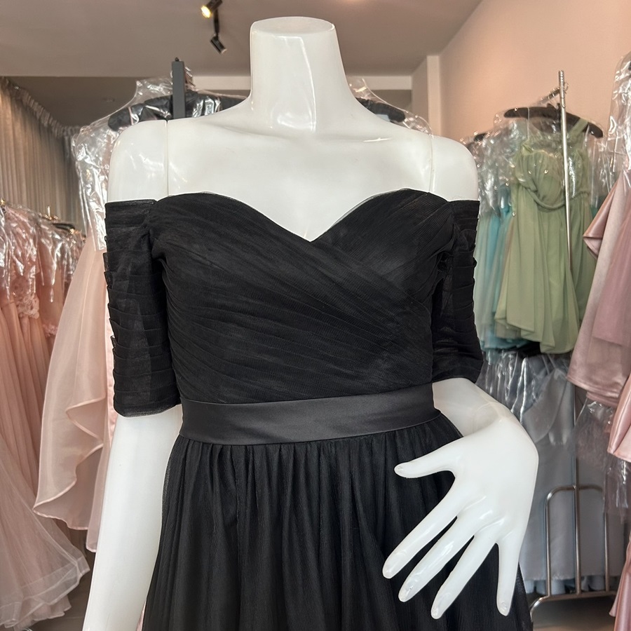 พร้อมเช่า ชุดราตรียาว & แบบปาดไหล่ สีดำ กระโปรงผ้าโปร่งตาข่ายนิ่ม ใส่สบายตัว อกจับจีบ ผ้าซาตินคาดเอว (เชือกผูกหลัง)