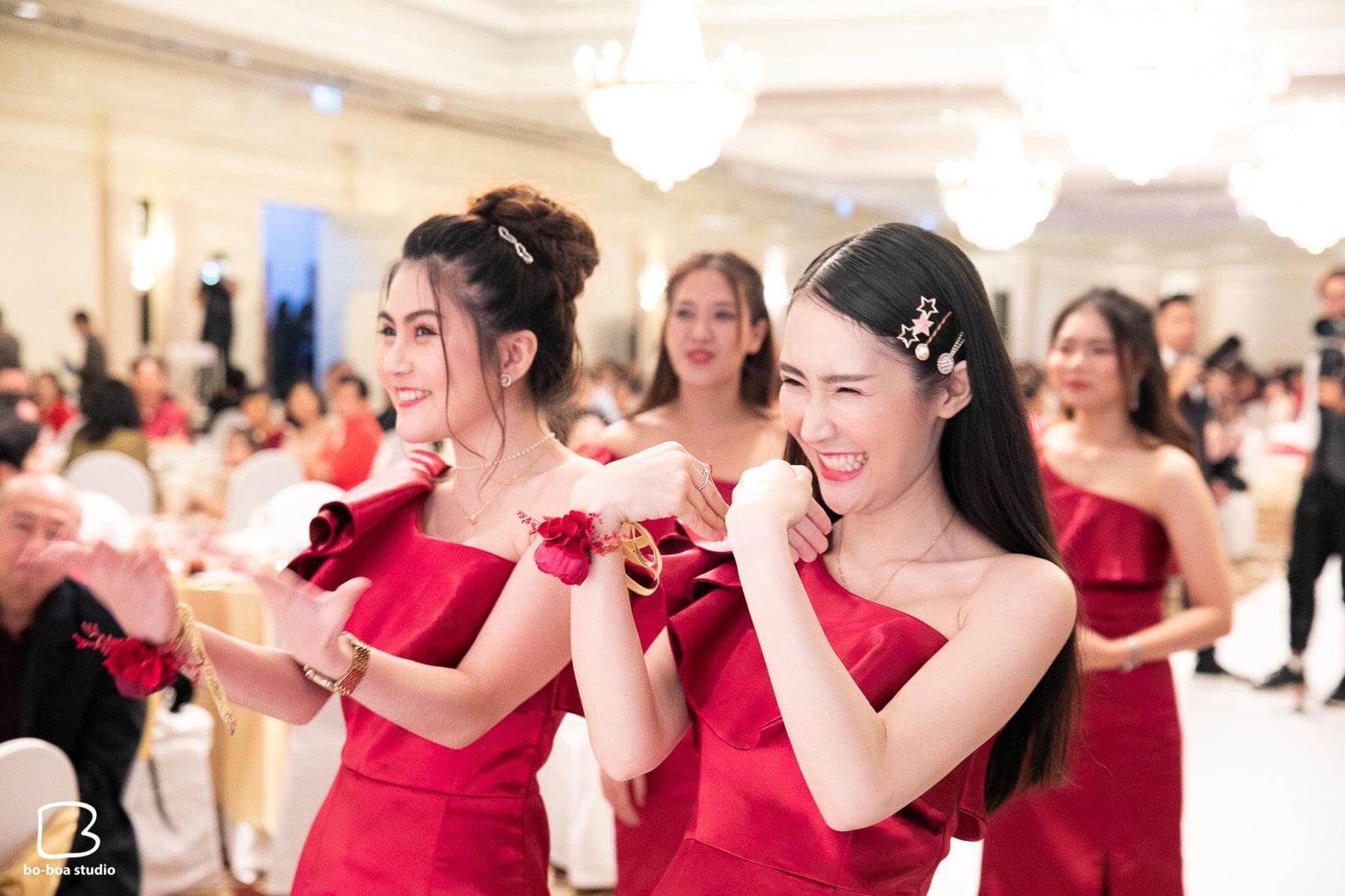 พร้อมเช่า ชุดเดรส เดรสไหล่เดียว ผ้าดัชเชส แพทเทิร์นเนียบ แต่งระบายสะโพก สีไวน์แดง