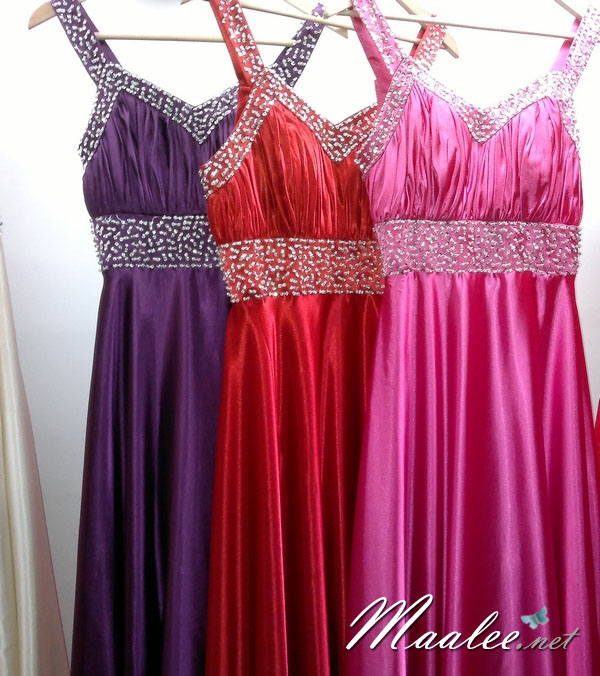 พร้อมเช่า ชุดราตรียาว สายเดี่ยว ผ้าซาติน สีทอง อกจับจีบตีเกล็ด ปักเลื่อมหรู