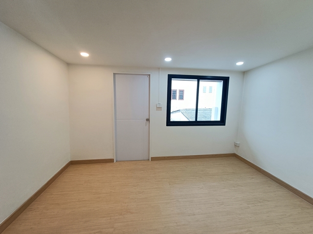 ขายทาวน์เฮ้าส์หมู่บ้านปัฐวิกรณ์ รามอินทรา 44 มี 2 ห้องนอน 2 ห้องน้ำ รีโนเวทใหม่พร้อมอยู่ ใกล้รถไฟฟ้า ฟรีโอน