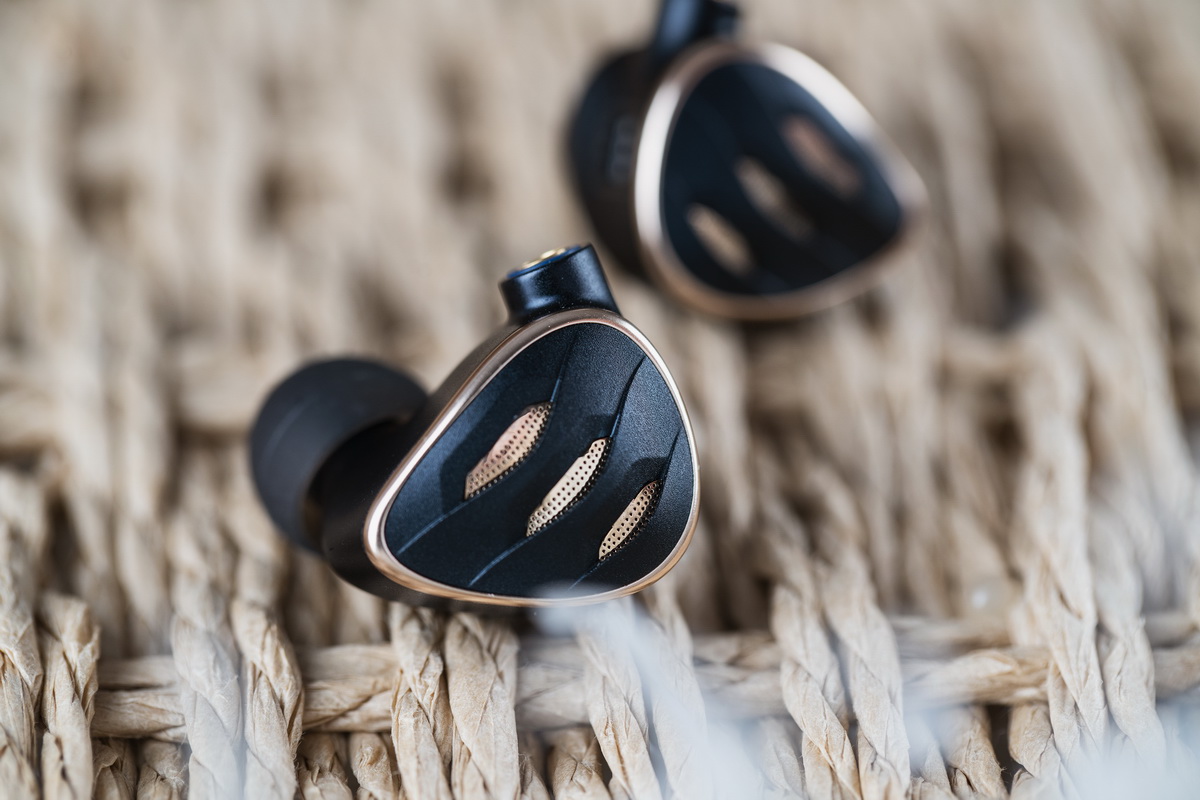 ขาย FiiO FH5S หูฟัง 4 ไดรเวอร์ 2DD+2BA ประกันศูนย์ไทย