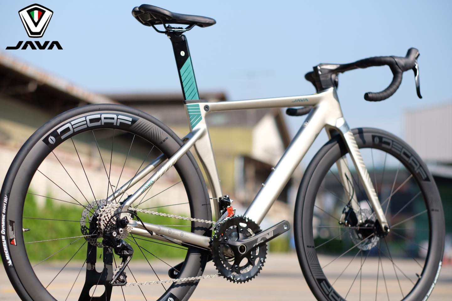 จักรยานเสือหมอบ JAVA SILURO 6 DISC ล้อ/แฮนด์/ตะเกียบ คาร์บอน ชุดขับ Shimano 22 Speed 105 mix Deca (2x11) ได้รับการรองรับมาตรฐาน 𝗨𝗖𝗜